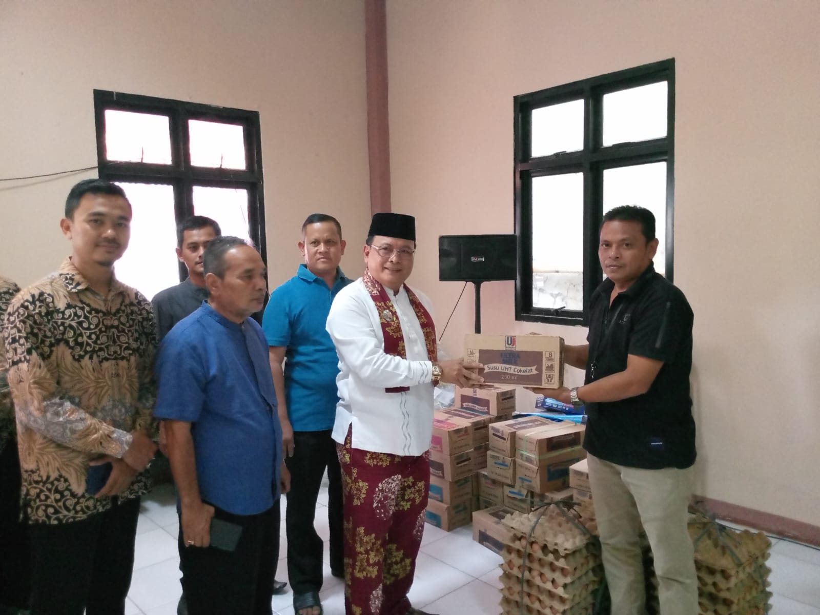 Bantuan susu dan telur untuk anak stunting kecamatan Cibarusah